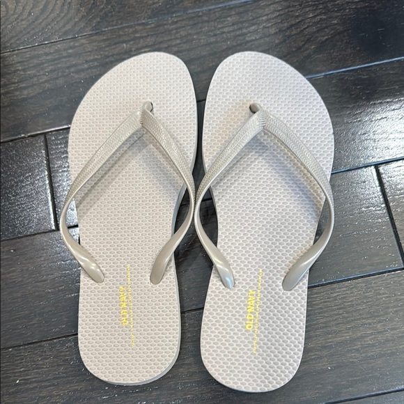 Old Navy Shoes - ⚫️⚫️ Old Navy Gray Flip Flops Classic Summer Style Size 8